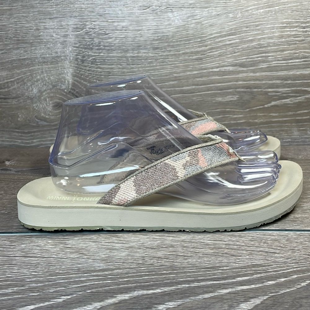 Minnetonka Tan Gray Pink Women’s Sz 9M Slip On Nylon Thong Flip Flop Sandals